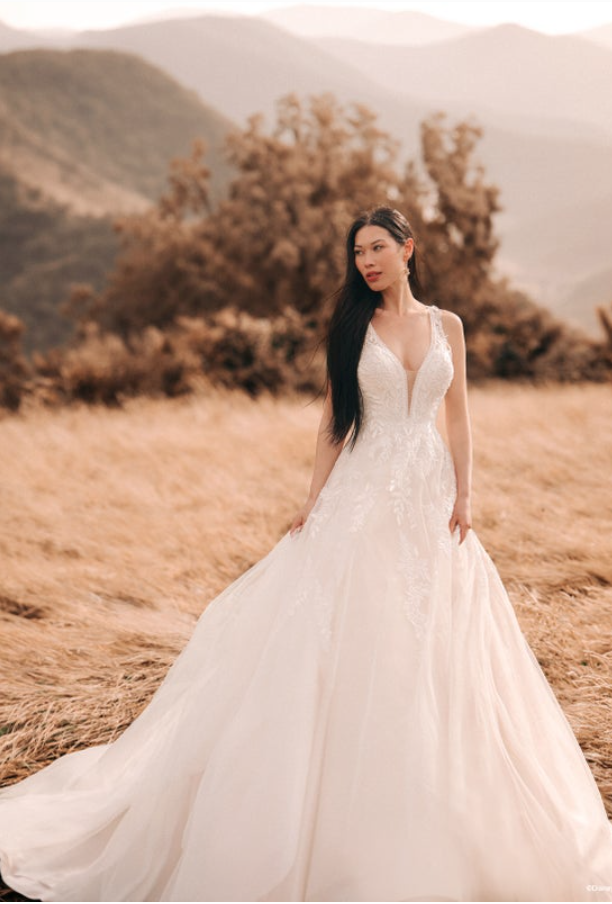 Disney Fairy Tale Weddings D415 "Pocahontas" Image